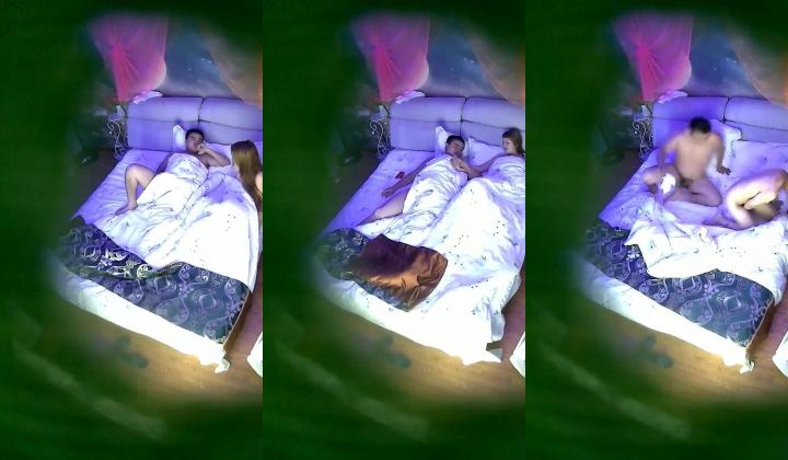 主题酒店霓红灯房上帝视角摄像头偷拍牛仔裙妹子和男朋友开房激情