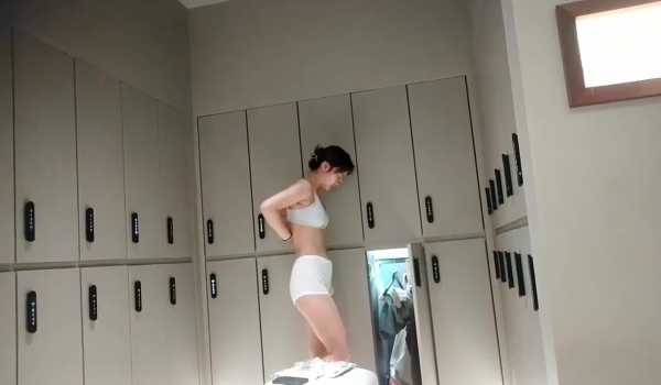 高档洗浴中心内部员工偷拍 多位白白嫩嫩的美女洗澡换衣服
