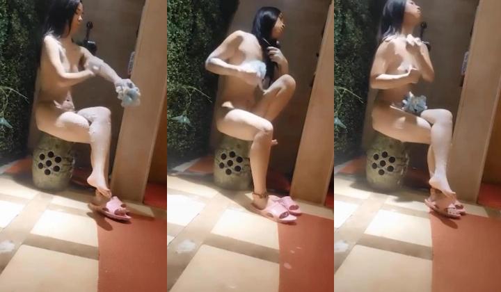 坑爹女主播潜入洗浴中心偷拍客人搓澡难得遇到一个颜值和身材不错的妹子在淋浴怎能错过