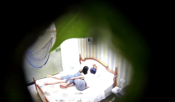 七月最新流出情趣酒店船长房摄像头偷拍小帅哥约炮眼镜女友开房图方便掀起裙子就干呻吟刺激