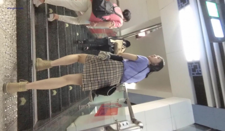 成都地铁医院抄底 惊现无内长腿美女 各式内内让人喷血 幻想扒下推到啪啪