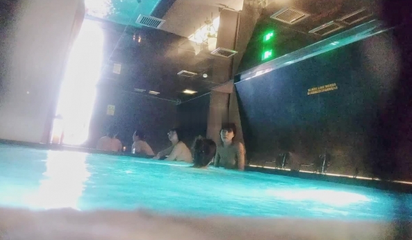 大神买通妹子去国内温泉洗浴中心偷拍的，泡澡、淋浴更衣应有尽有，好多年轻女神