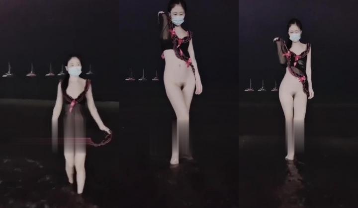 【新奇刺激女神露出】超极品反差女神『浅浅』露出界天花板 带狐狸尾巴极限户外公众场所露出 性感女神