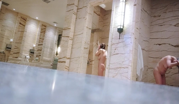 国内洗浴偷拍第15期 近在咫尺的美女，花重金自购且看且珍惜啊！