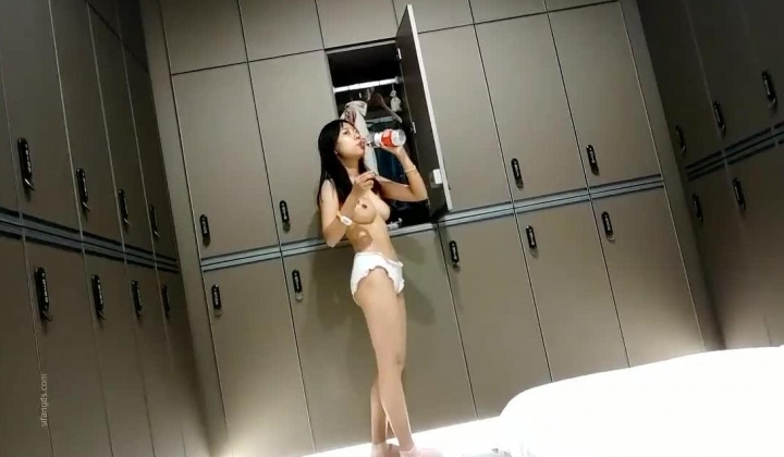 女偷拍大神潜入国内洗浴会所四处游走偷拍戏水沐浴更衣偷拍附近高校几个青春学妹