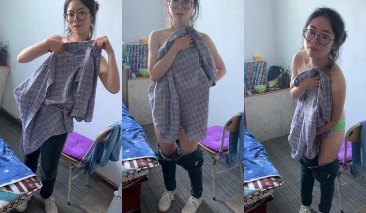 非常有气质的高颜值眼镜御姐美女和男友出租屋居家啪啪自拍，没想到清纯的外表下这么淫荡 (6)