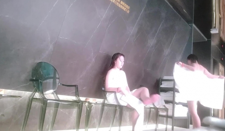 高档洗浴中心内部员工偷拍 几位白白嫩嫩的美少妇洗澡泡汤