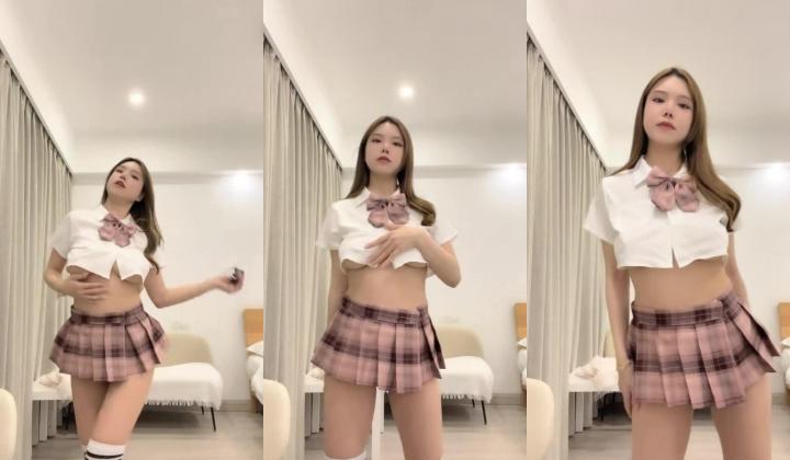 JK装极品美少女！超棒身材豪乳！解开衣服大奶晃动，站立一字马抬腿，翘起美臀摸穴，跳蛋震动极度诱惑