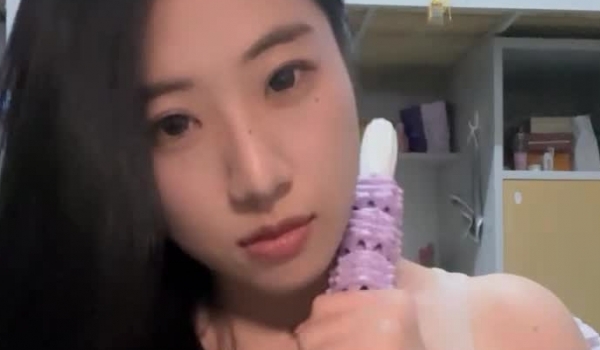 学生妹挺叛逆，【你的白月光】，在宿舍就把欲望写脸上了，极品美穴，身材一流很挑逗