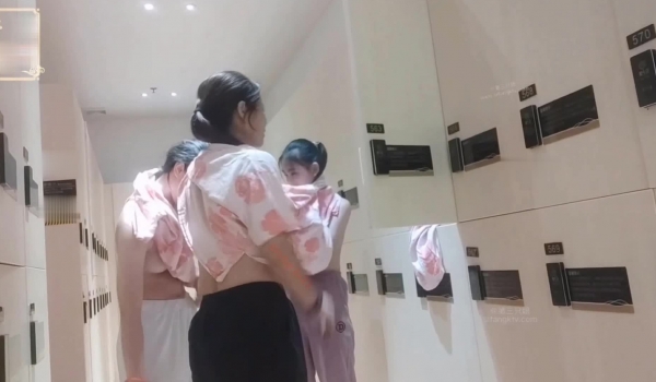 绝版未流出大神潜入GZ温泉洗浴会所偷拍 ️-镜中佳人各种裸体三个颜值大学生妹子