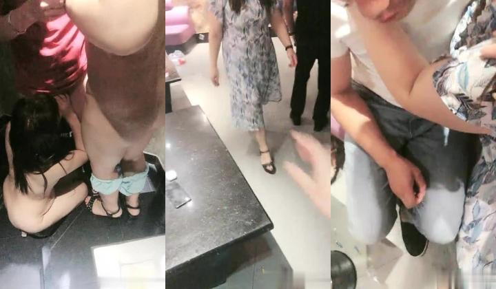 KTV内的淫乱现场，一起玩弄坐台小姐她唱歌小哥吃奶子，扒光了让小姐口交深喉，后入激情爆草浪荡呻吟