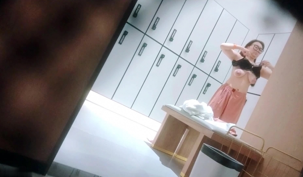 国内洗浴偷拍 眼镜美乳轻熟骚妇，吹头发的白嫩美女，美乳小妹长相清纯，看起来是个不错的