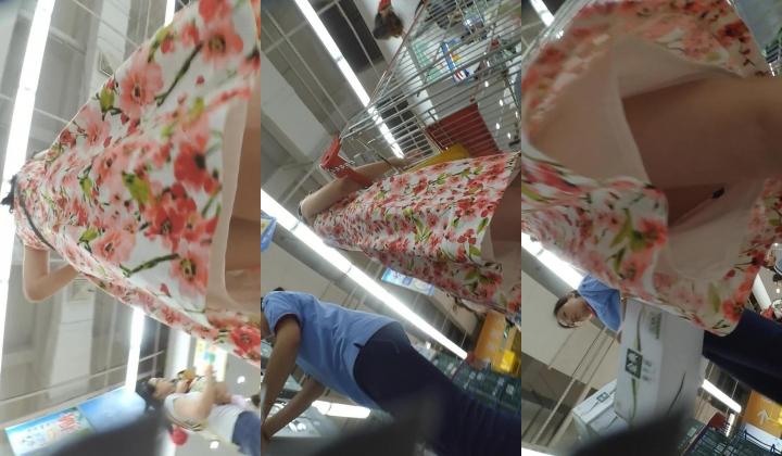 超市买菜的透明白内裤风韵少妇,没忍住伸到裙底偷拍,差点碰到白皙滑腻的屁股