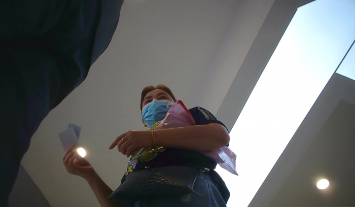 【最新 极品 抄底】多角度超近景偷拍 牛逼大神抄底办事处众女神裙底 内内勒紧骚逼里的疯狂女神 第