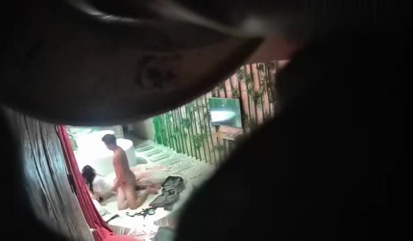 情趣酒店竹林主题套房偷拍圣诞夜最激情的情侣、JK制服情趣白丝、手铐啪啪啪