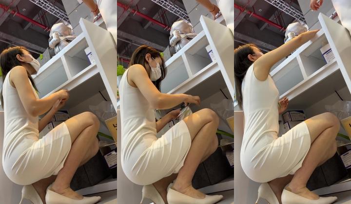 【上海车展 ️抄底】曼妙高挑身材前台车模主持人 匀称性感白皙美腿 现代前台裸感小内内 小鹏前台身