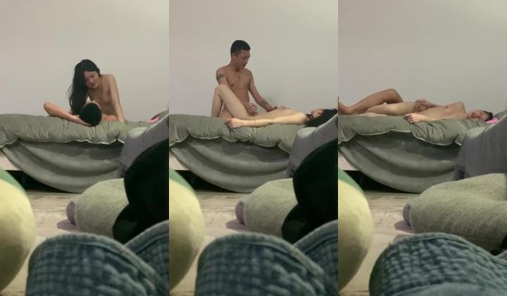 《最新流出 约炮大神》“咸的我不要咸的”说J8有点咸~对白刺激~帅小伙露脸征服4位娇滴滴漂亮小姐姐~呻吟声各不相同~看点十足