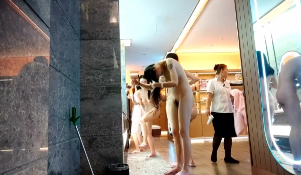 四月重磅福利偷拍大神潜入 ️国内某高端洗浴中心更衣移动偷拍~青春靓丽美女如云非常有撸点