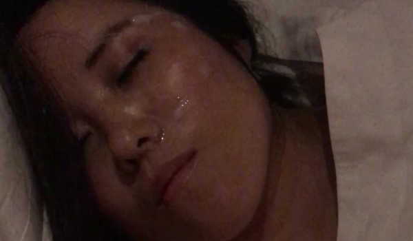 《百度云泄密》单位聚会美女同事被灌醉带回酒店各种玩弄她的大肥鲍
