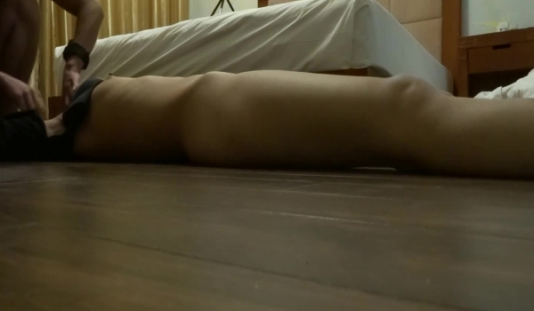 变态三人组迷翻大长腿少妇 ️换上各种丝袜各种奇葩玩弄