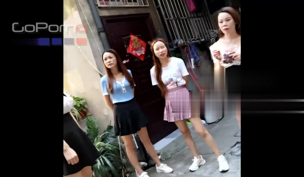 91大神goporno路边带你扫街，风情一排排少妇熟女，挑了一个老骚货，艹得她爽爽的！