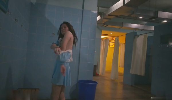 水上乐园偷拍年轻漂亮美女更衣洗澡
