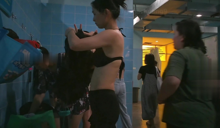 水上乐园内部员工一路游走偷拍 众多的美女洗澡换衣服