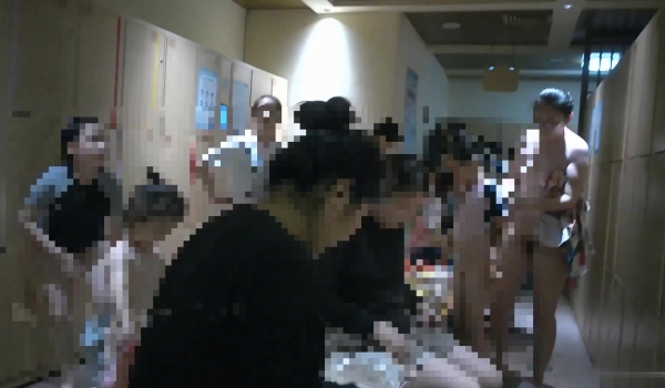 新流出大神潜水上乐园更衣室四处游走偷拍 美女更衣御姐的迷人气质