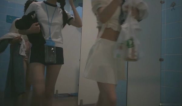 水上乐园偷拍年轻漂亮美女更衣洗澡