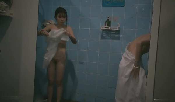 水上乐园偷拍年轻漂亮美女更衣洗澡