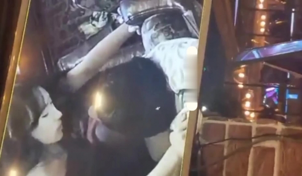 网吧门事件泄密！武昌极品小情侣在机台现场激战遭前台监控录下 前台小妹看得津津有味直乎比AV过瘾