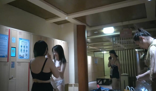 大神潜入水上乐园更衣间四处游走偷拍 ️眼镜妹的胸真完美不知道是不是人造的