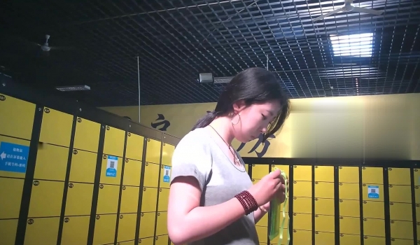 最新流出大神潜入水上乐园大厅更衣室偷拍 ️几个换装准备去游泳的年轻美眉
