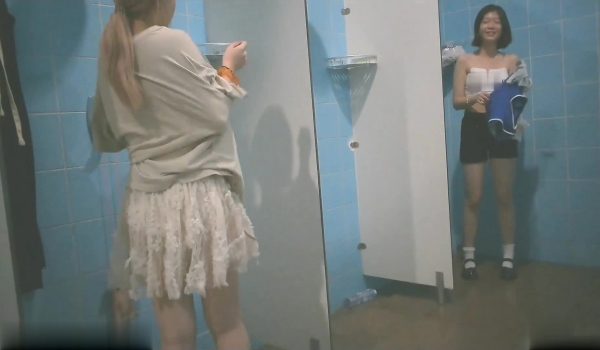 水上乐园偷拍年轻漂亮美女更衣洗澡