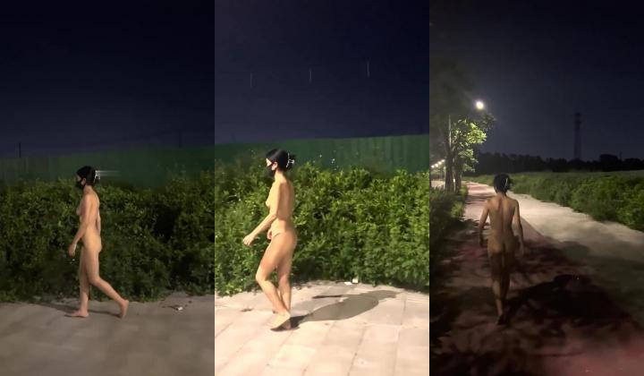 天花板露出狂人御姐【cikaimoon】付费，更大胆直接，帮老农干活小卖店勾引老头