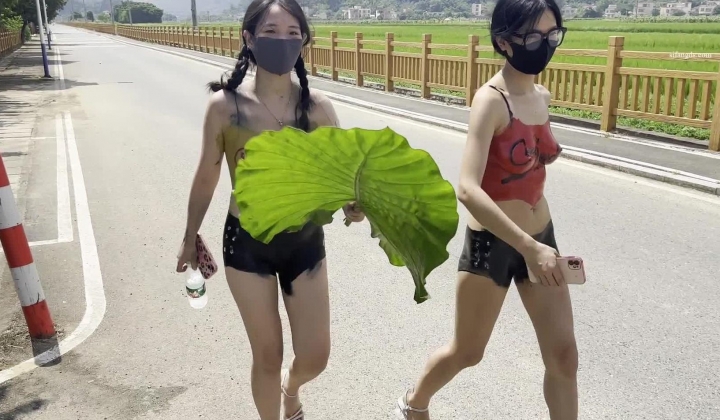 天花板露出狂人御姐【cikaimoon】付费，现代皇帝新装，大白天赤裸裸走路，路人表情亮了