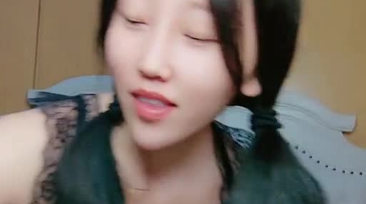丝袜女仆情趣装颜值不错很嫩小少妇激情3P，伺候两个小哥哥主动上位抽插嘴里还叼着大鸡巴，各种爆草浪