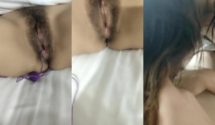 骚逼少妇跟渣男玩3P，躺在床上被肆意蹂躏，上面被草嘴下面被渣男用跳弹玩逼，压在身下爆草抽插全射逼