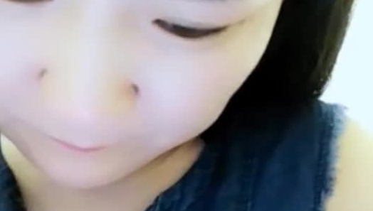 性欲强少妇勾搭滴滴司机开房还打电话叫来朋友一块玩3P