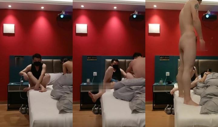洛阳的19岁萌妹子【可爱的小骚】跟男友和表哥酒店3P调情，外表乖巧内心特别骚，口活卖力又享受