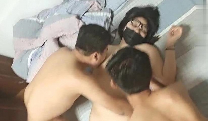 【约啪骚女现场搞】疯狂3P玩上瘾 漂亮36D美女轮干猛男 69互舔 后入抽插 戴眼镜美女果然很骚啊 高清源码录制