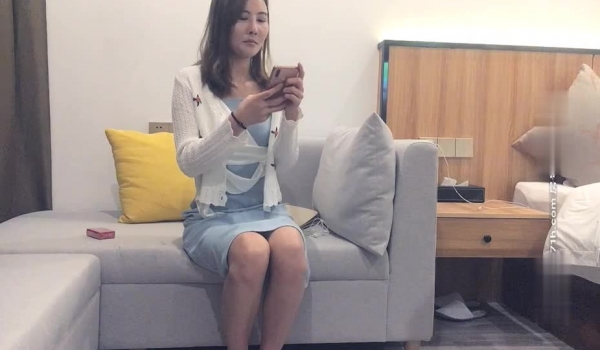3P名场面，最有女人味的韵味少妇，170CM高挑模特儿级别的身材，俩猛男轮流操