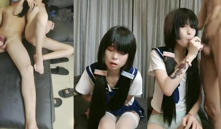 纹身少女跟两个小哥哥玩3P，露脸被小哥在床上各种抽插爆草玩弄骚穴，口交大鸡巴把自己都累换了还不被
