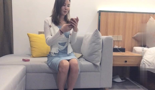 修长的身材 好漂亮的御姐，太有女人味了，为了生活 要同时应付两个男人，第一次玩3P很拘谨腼腆 讲