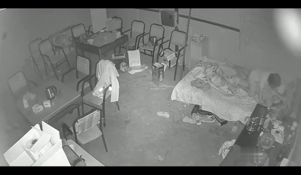 黑客破解网络摄像头偷拍麻将馆老板晚上留下两个欠了不少赌债的好赌少妇3P肉偿