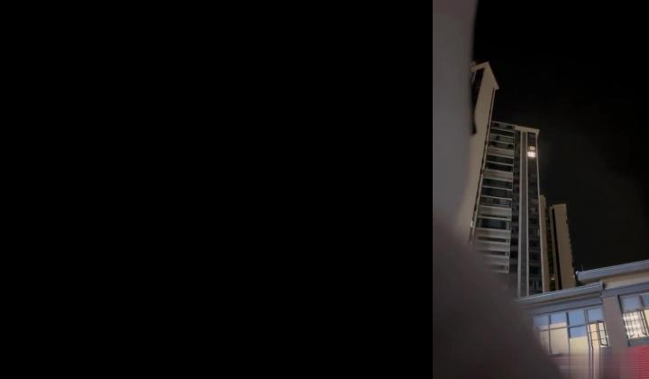 两男一女晚上吃烧烤摸鸡鸡 迫不及待回宿舍3P大战 场面很淫荡~舌吻吃鸡 舔穴抠逼 简直不要不要的