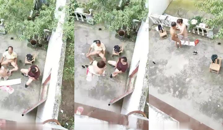 熟女的疯狂风骚的大姐勾搭两个院里乘凉的大爷玩起了3P，小院里脱光轮流伺候两大叔口交啪啪玩得还很尽