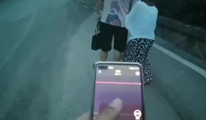 顶级绿帽 ️长腿翘臀骚妇刷锅第一人【家有娇妻】订阅私拍，户外露出约单男3P4P道具双通，场面炸裂