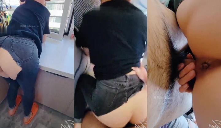《姐弟乱伦》爸妈不在家姐姐刚离婚 ️扯破她的牛仔裤就开操