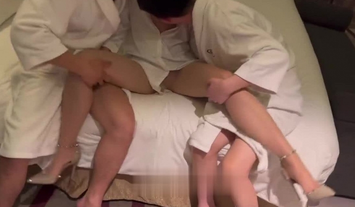 推特网红苏州昆山极品NTR夫妻【泣妻器骑】私拍乱斗，外柔内骚长腿翘臀找单男3P前后夹击极度反差